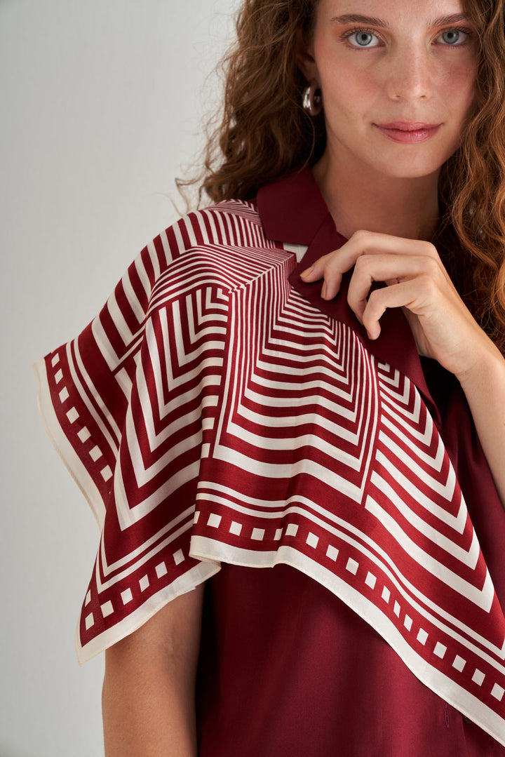 Foulard en soie avec imprimé rayé