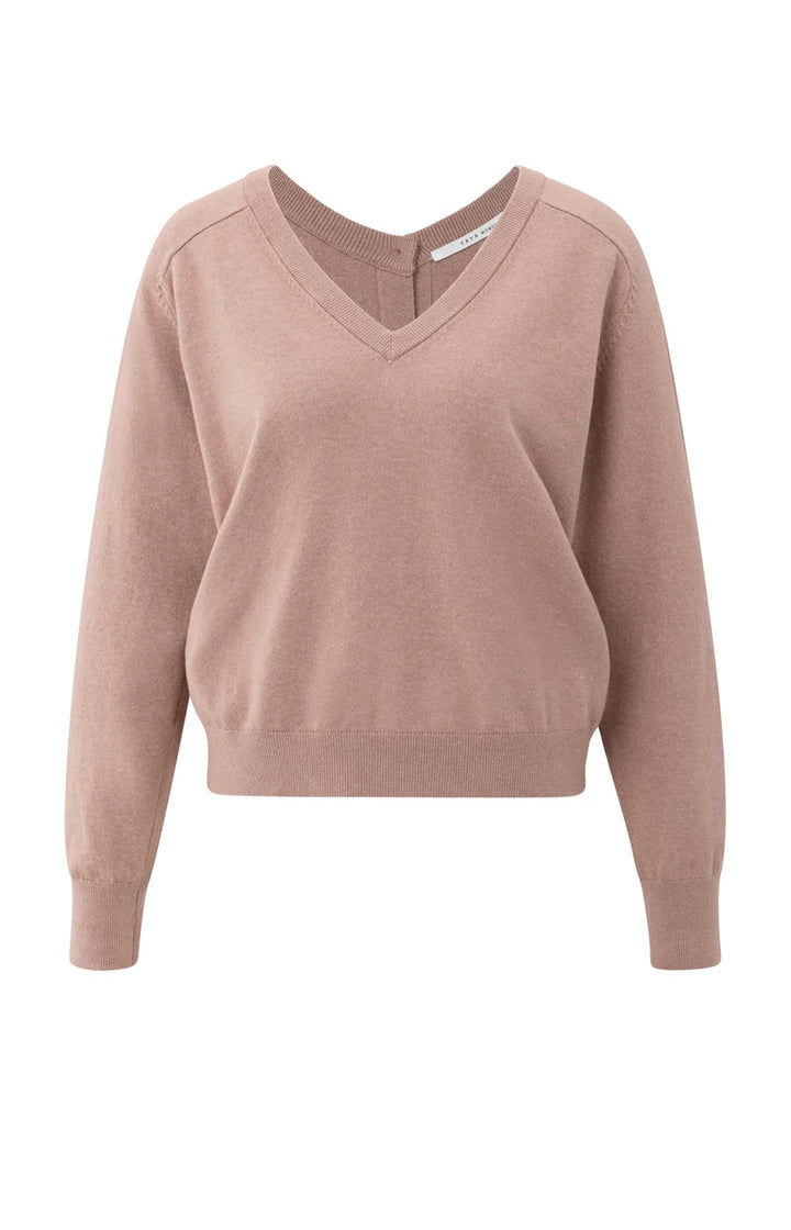 Pull avec boutons au dos et double col V