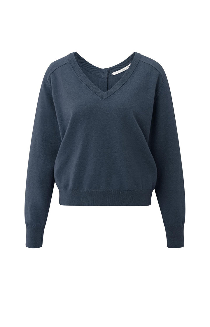 Pull avec boutons au dos et double col V
