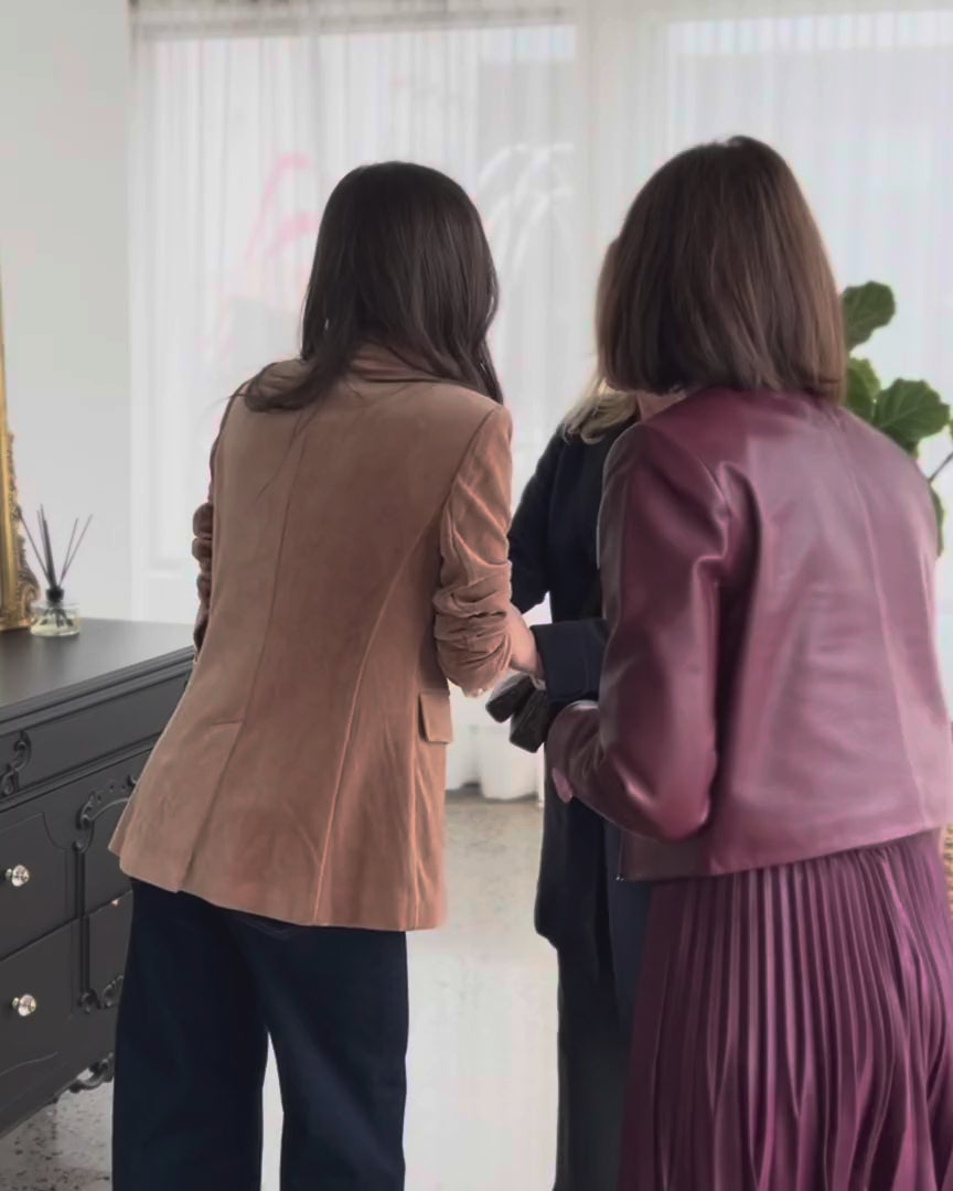 Le studio AVEC STYLE à Montréal, avec ses portants de vêtements et son espace d'essayage.