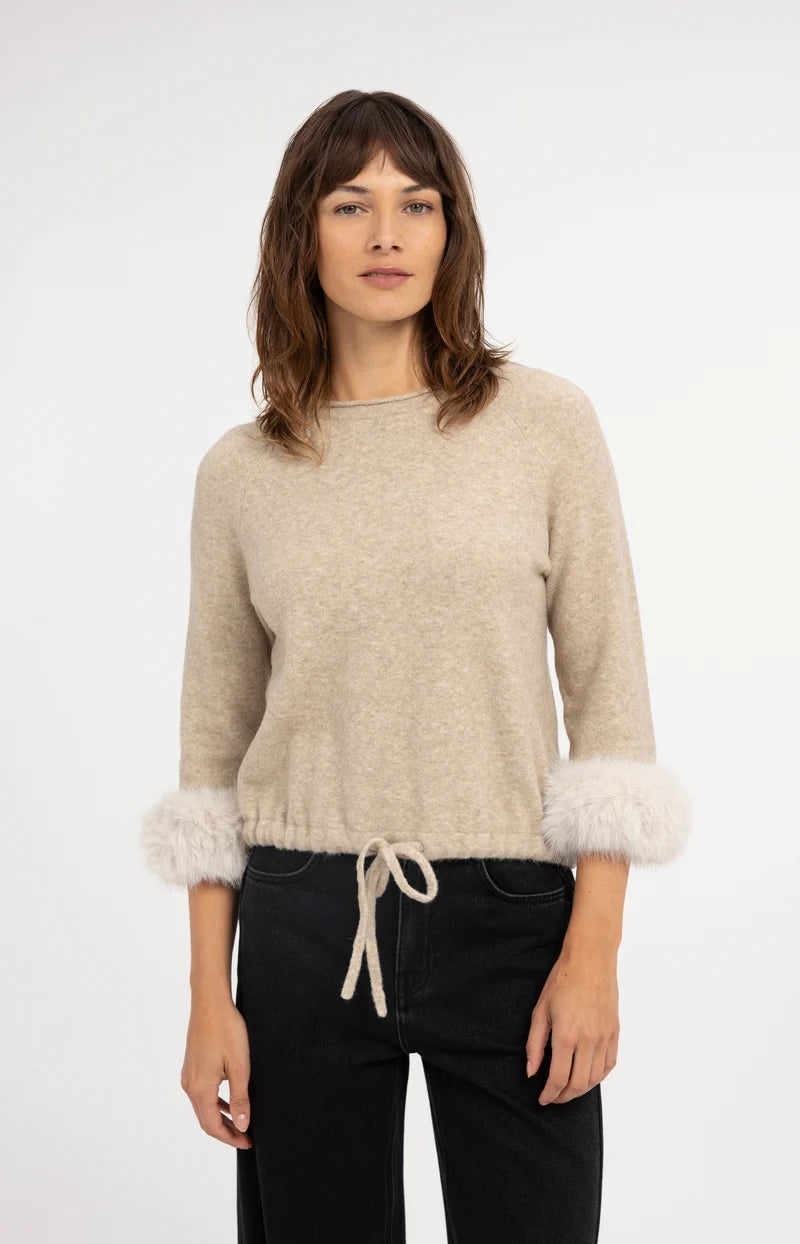 Pull avec poignets en fourrure amovibles