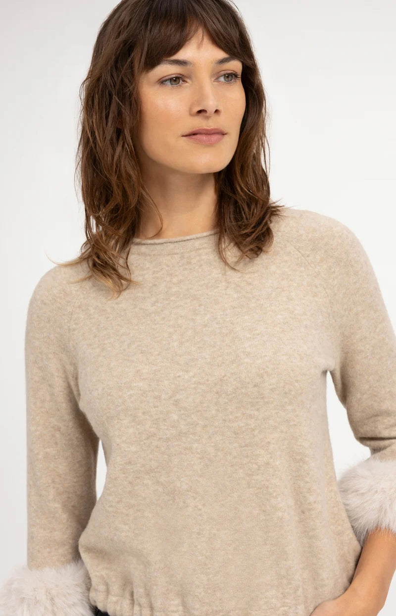 Pull avec poignets en fourrure amovibles