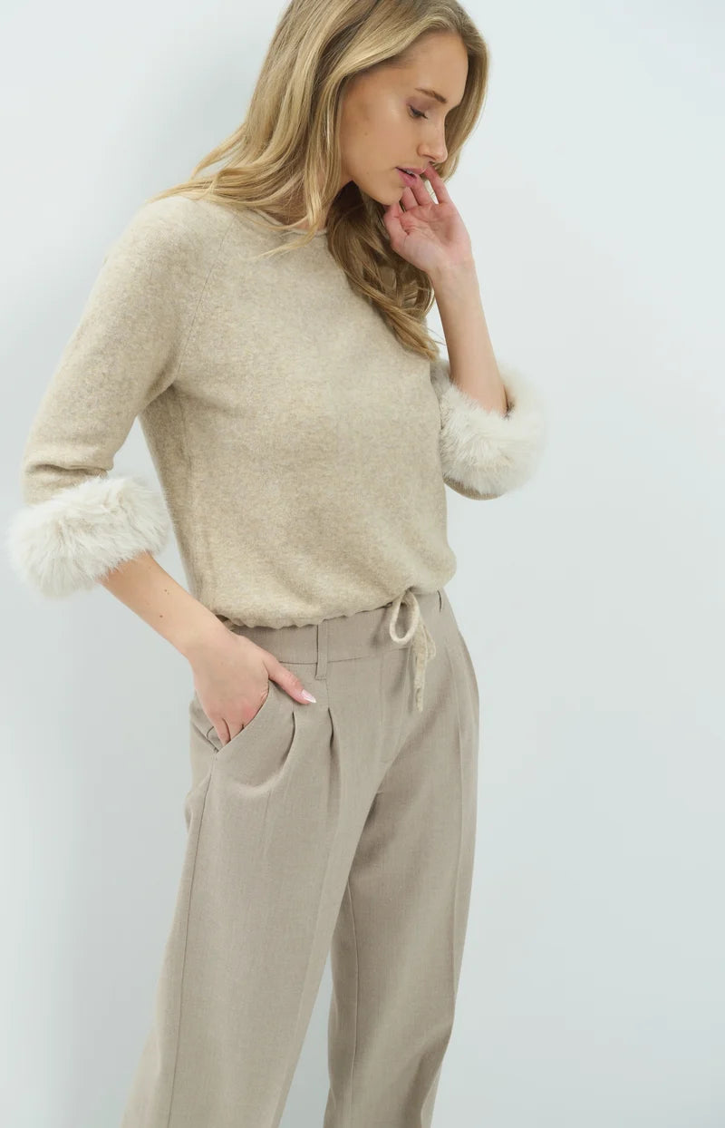Pull avec poignets en fourrure amovibles