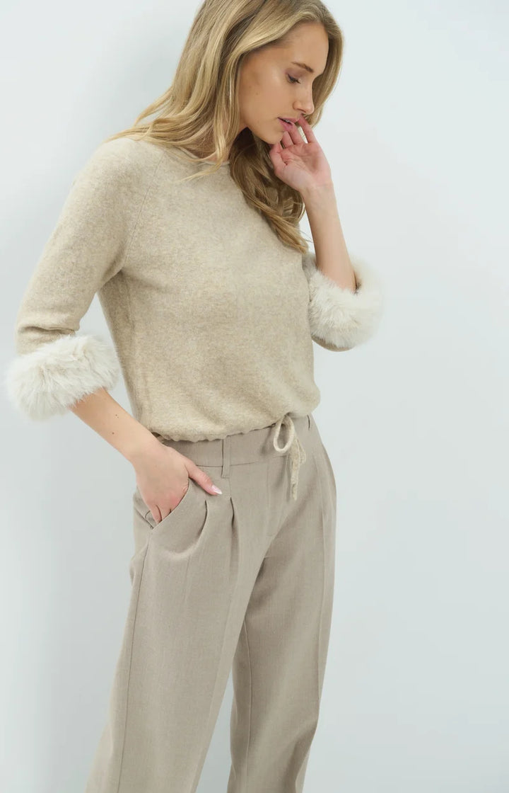 Pull avec poignets en fourrure amovibles