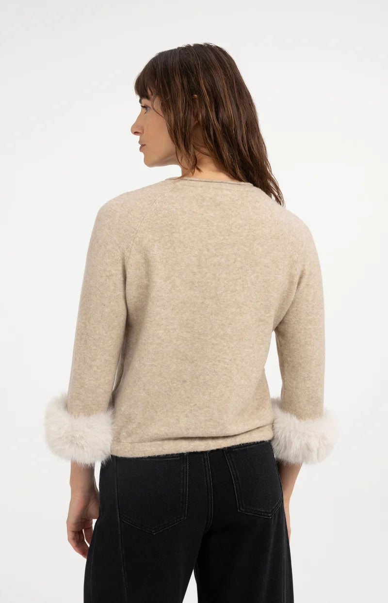 Pull avec poignets en fourrure amovibles
