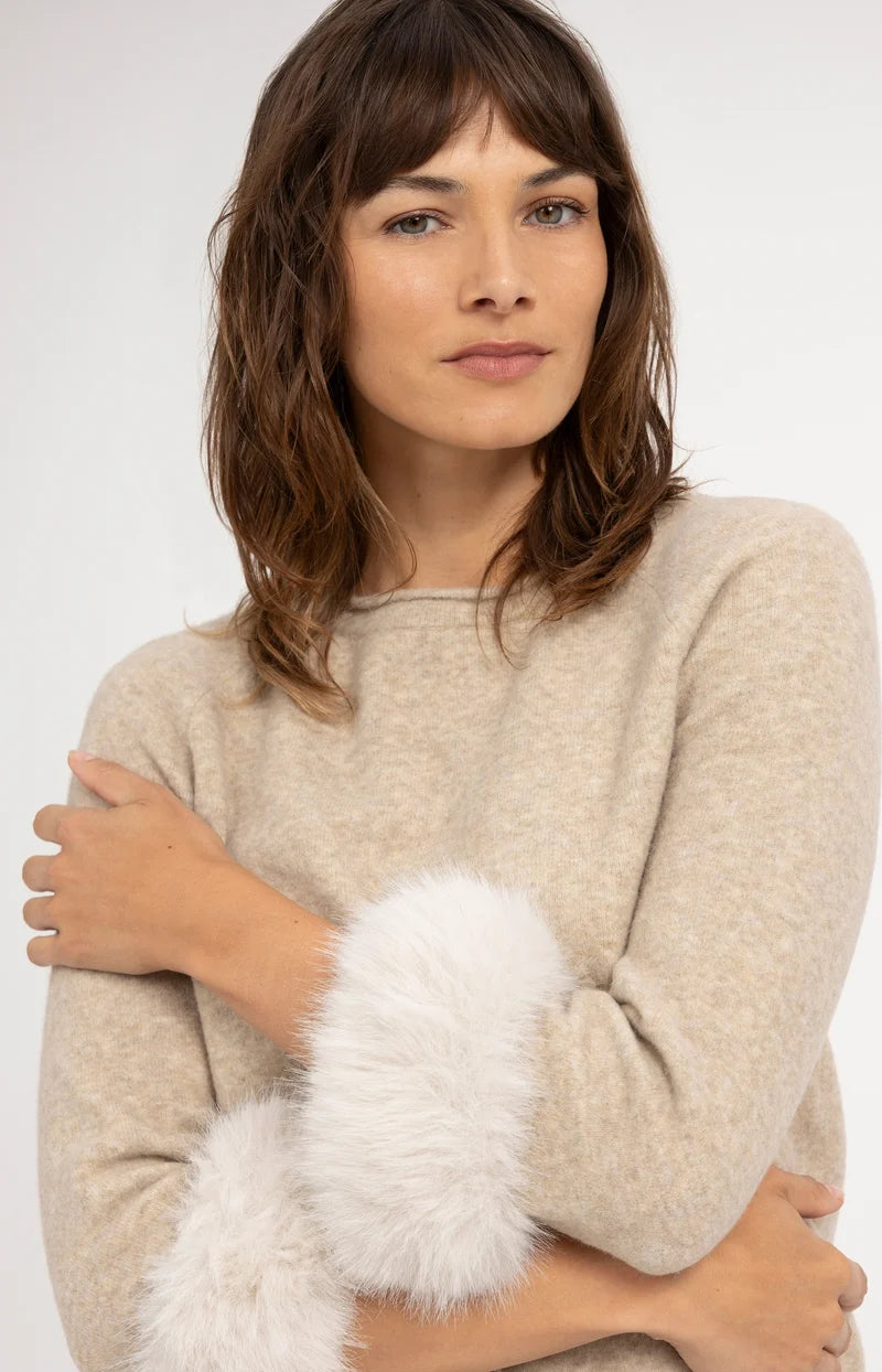 Pull avec poignets en fourrure amovibles