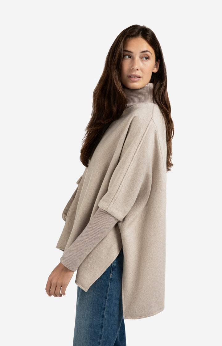 Poncho avec col roulé et poche
